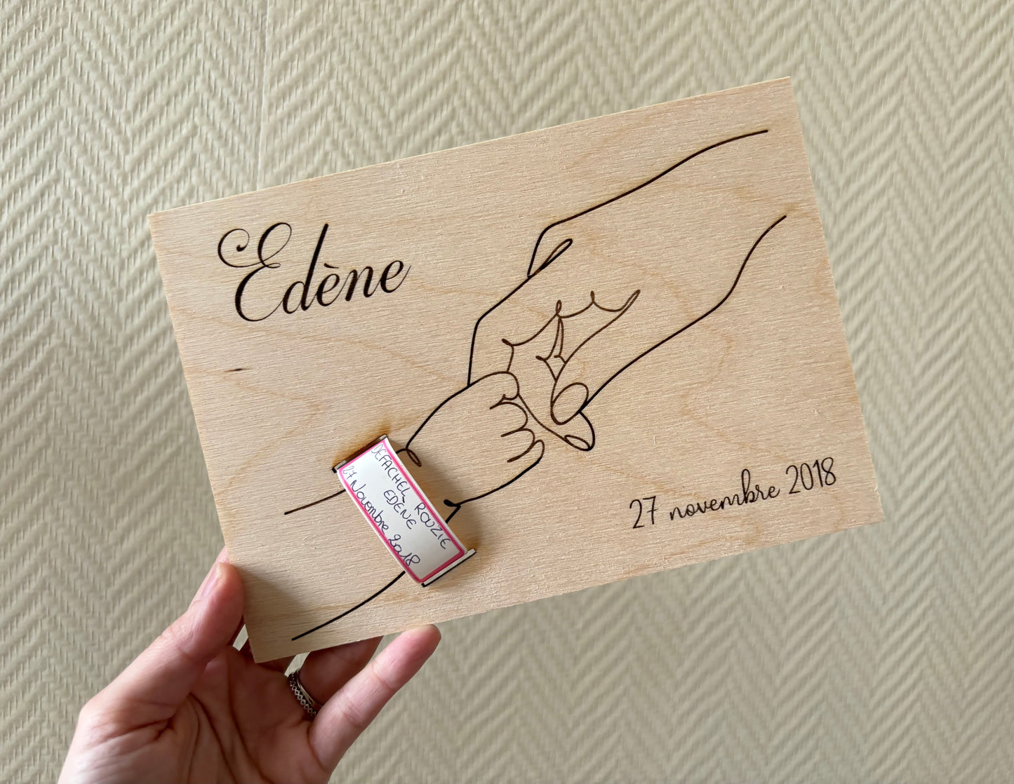 Support en bois pour bracelet de naissance - plaque gravée minimaliste mains maman et bébé - personnalisée