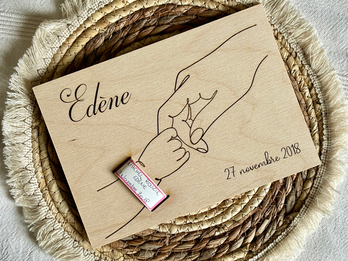 Support en bois pour bracelet de naissance - plaque gravée minimaliste mains maman et bébé - personnalisée