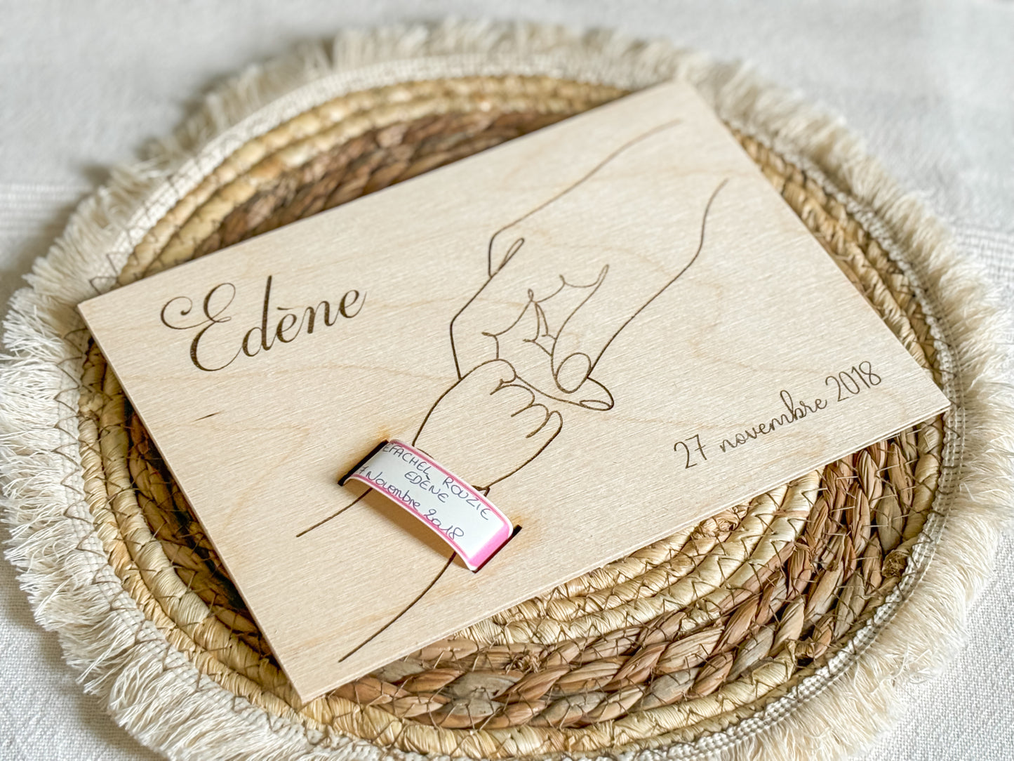 Support en bois pour bracelet de naissance - plaque gravée minimaliste mains maman et bébé - personnalisée