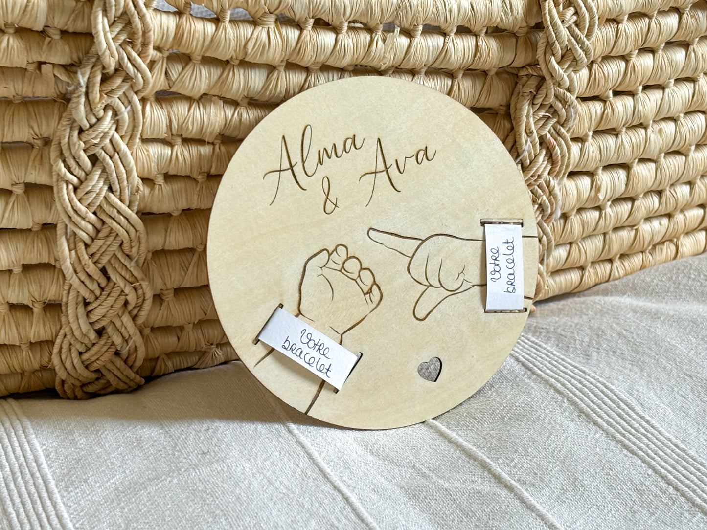 Support en bois pour bracelet de naissance gravée minimaliste mains bébés jumeaux jumelles personnalisée