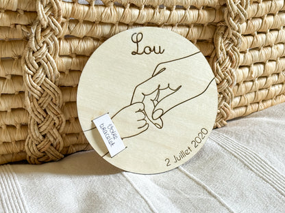 Support en bois pour bracelet de naissance gravée minimaliste mains maman et bébé personnalisée