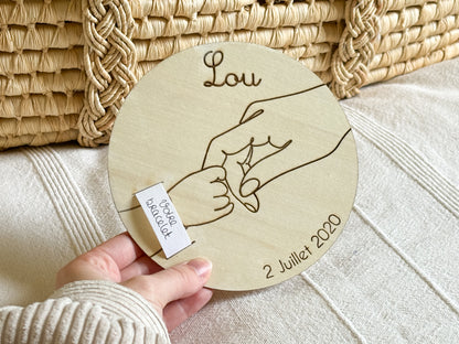 Support en bois pour bracelet de naissance gravée minimaliste mains maman et bébé personnalisée