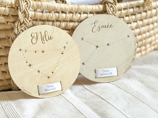 Support en bois pour bracelet de naissance gravée minimaliste constellation signe astrologique personnalisée