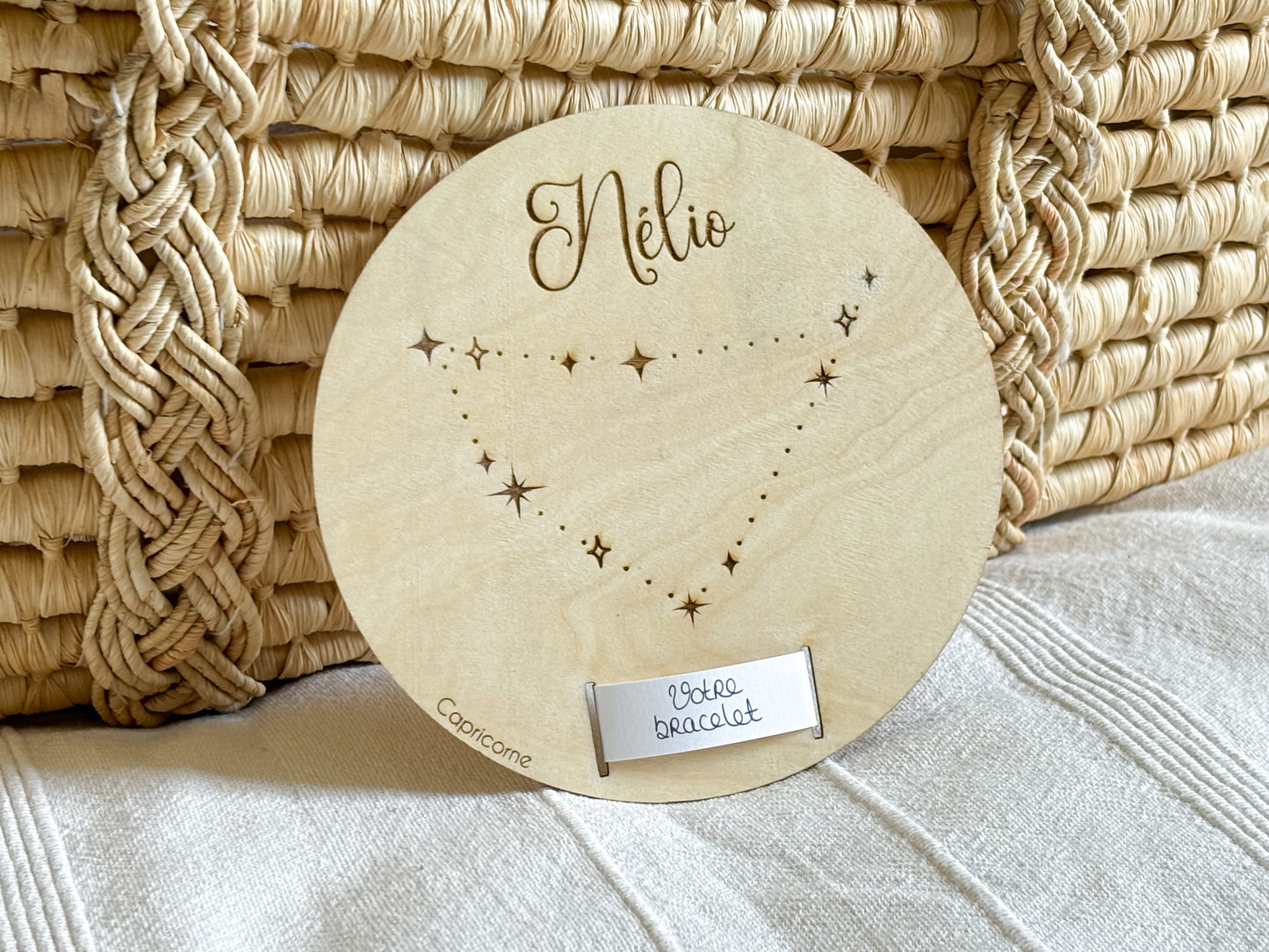 Support en bois pour bracelet de naissance gravée minimaliste constellation signe astrologique personnalisée