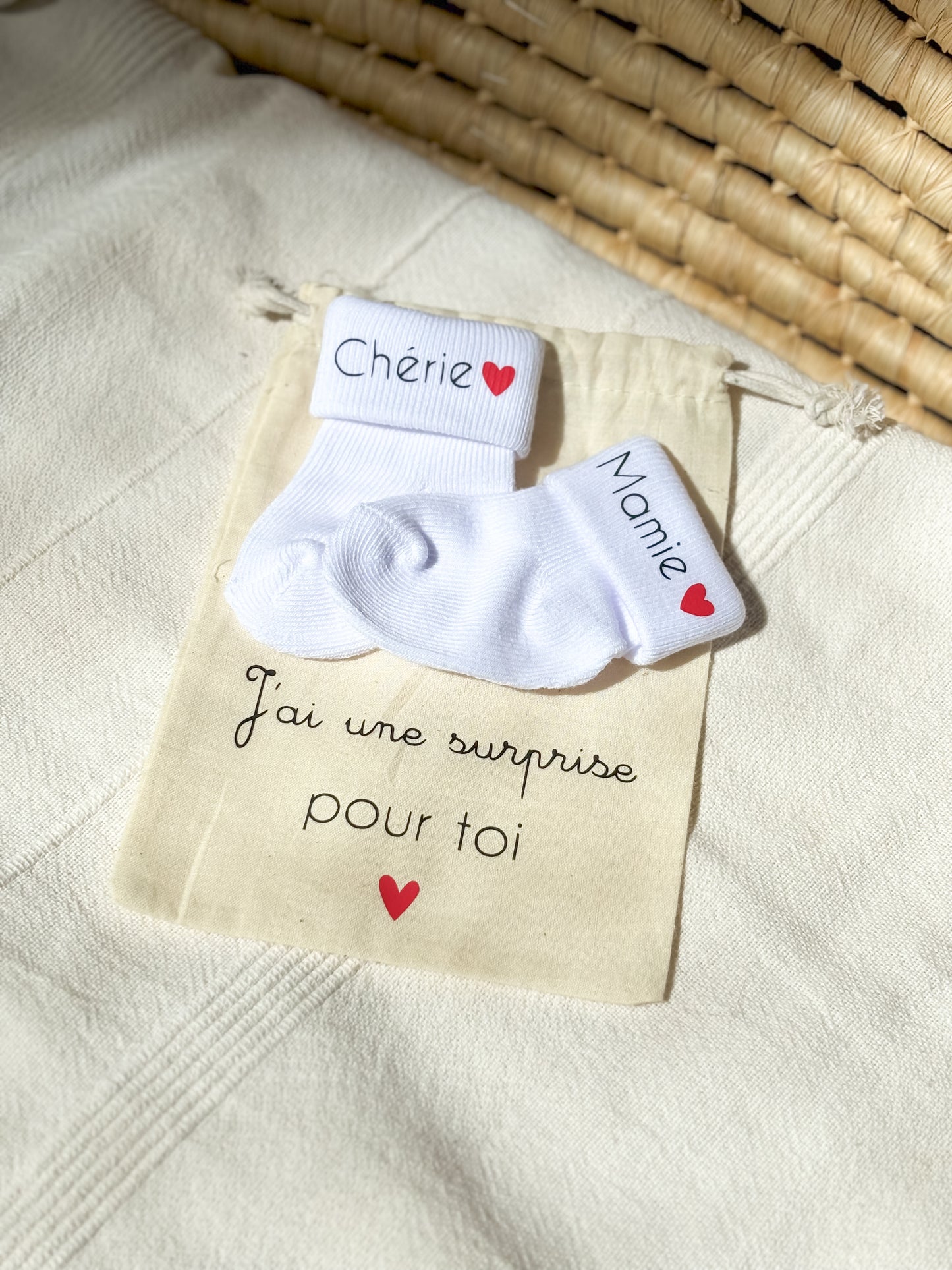 Chaussettes bébé - annonce de grossesse personnalisée avec pochon surprise