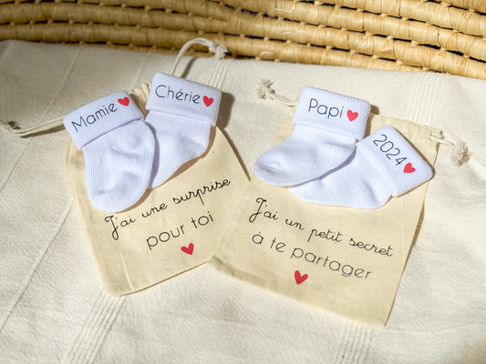 Chaussettes bébé - annonce de grossesse personnalisée avec pochon surprise